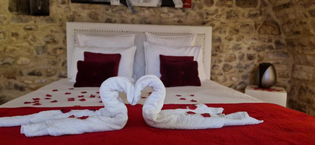 Chambre D'Hote Romantique Avec Spa Privatif Domaine Les Nuits Envoutees - Vezenobres Exterior photo